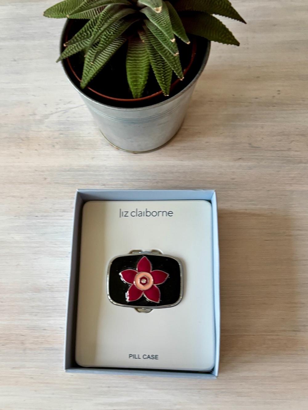 Liz Claiborne Mini Case with Black & Red Floral Design. Two‑Compartment. NEW ❤️